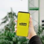 ktoś trzyma telefon komórkowy