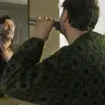 facet goli się golarką